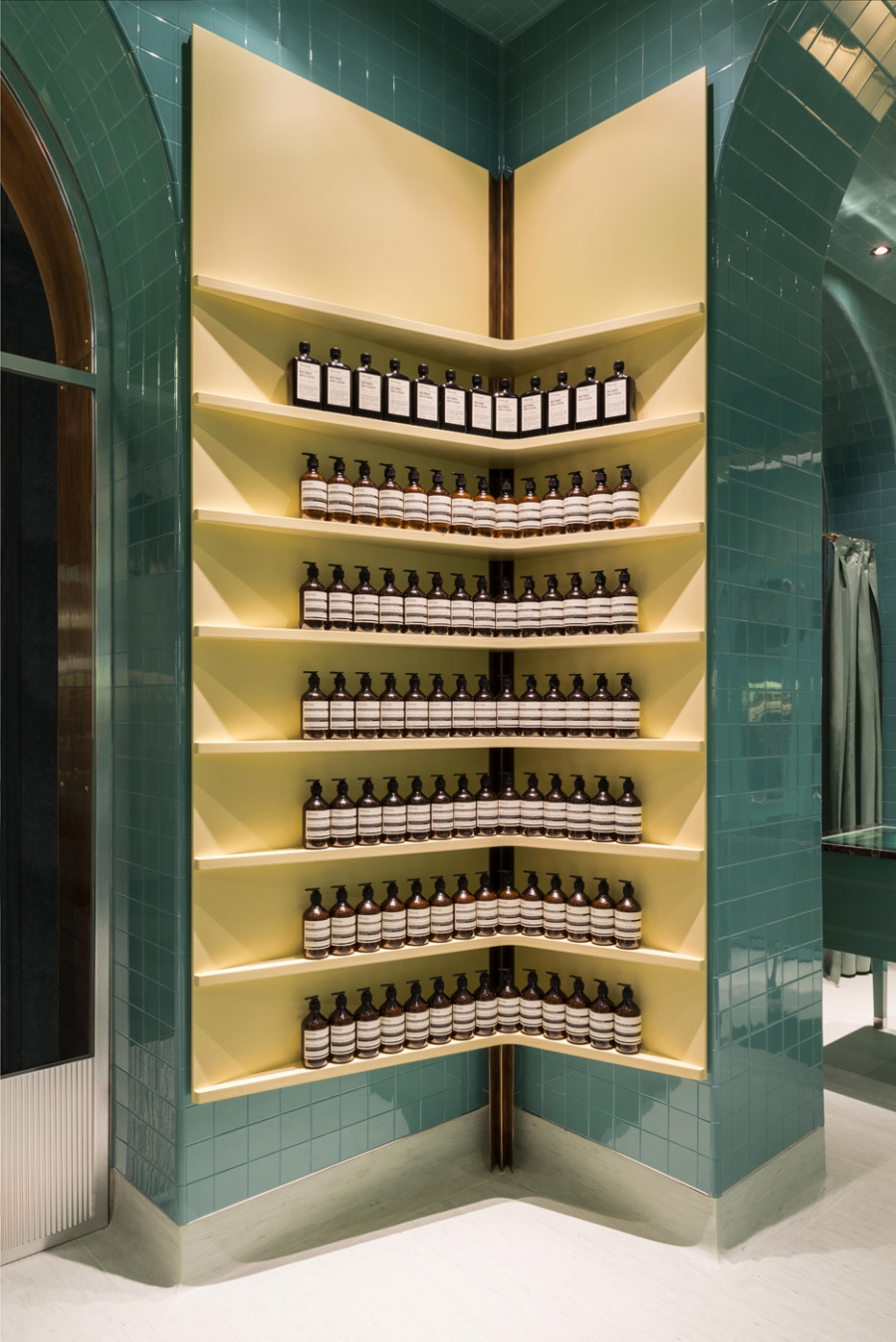 Интерьер бутика косметики Aesop в Милане от студии Dimorestudio
